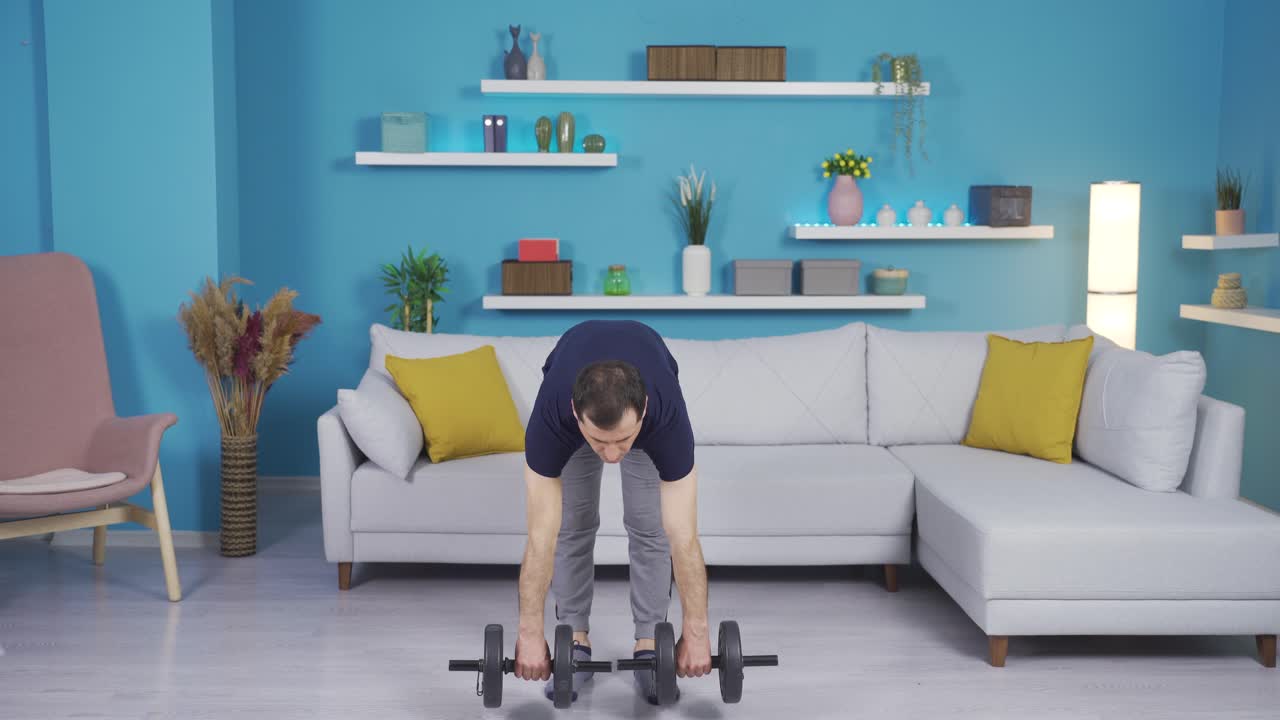 집에서 다양한 운동을 하는 성숙한 남자, 웨이트리프팅, 근력 훈련, 스포츠.