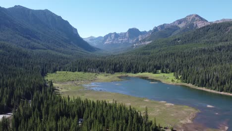 Dies-Ist-Ein-Sommerclip-Am-Hyalite-Reservoir-Etwas-Außerhalb-Von-Bozeman,-Montana