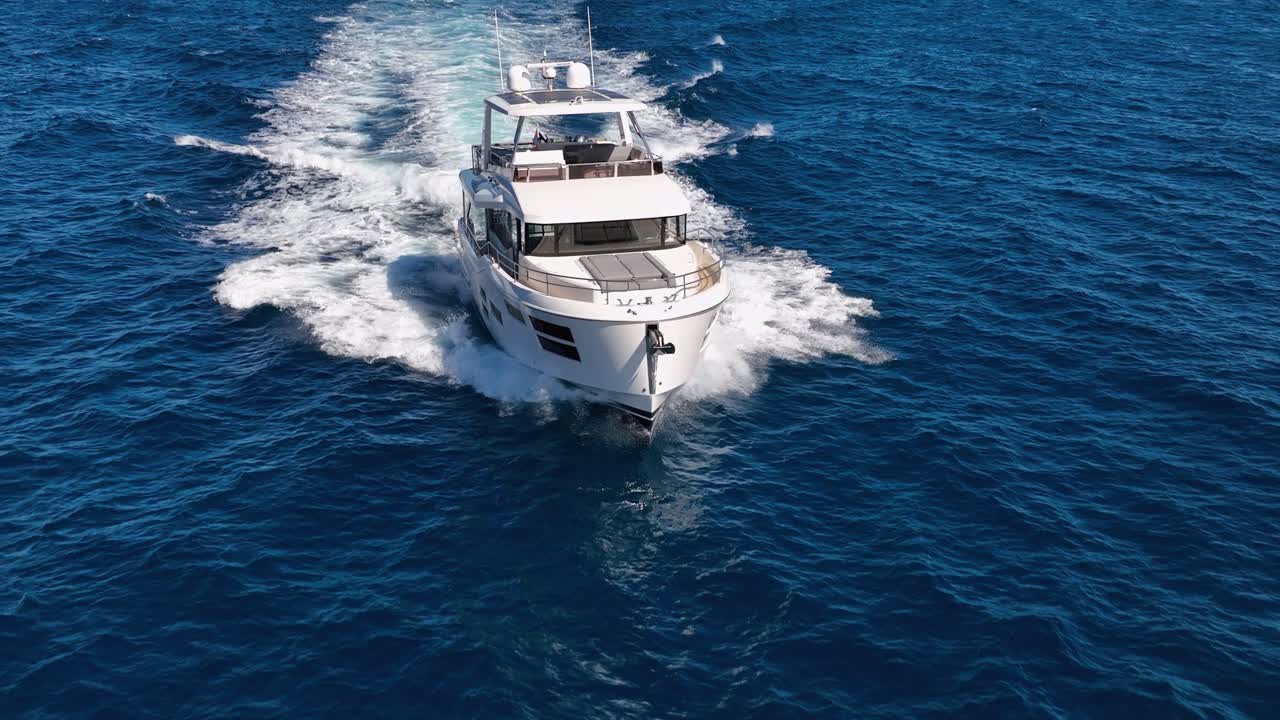 восходящий дрон снимает роскошную яхту, движущуюся в море в замедленном движении.