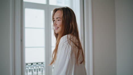 Niña-Feliz-Caminando-En-El-Primer-Plano-De-La-Mañana.-Mujer-Sonriente-Girando-En-Una-Casa-Acogedora