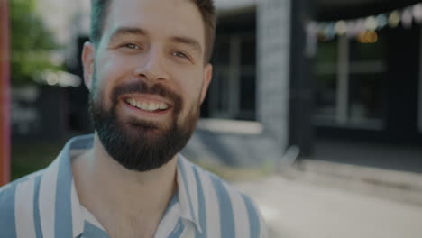 retrato de un hombre sonriente