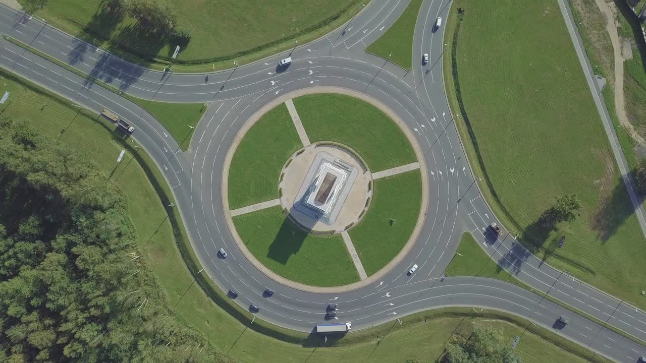 드론 카메라는 도시 거리의 원형 교통 고리를 돌고 있습니다.