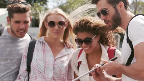 Amigos-Hipster-Sonrientes-Tomando-Selfie-Juntos