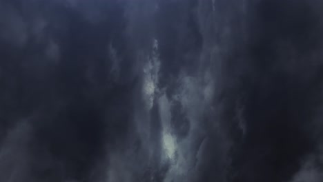 4k relámpago ferozmente en un atardecer de tormenta