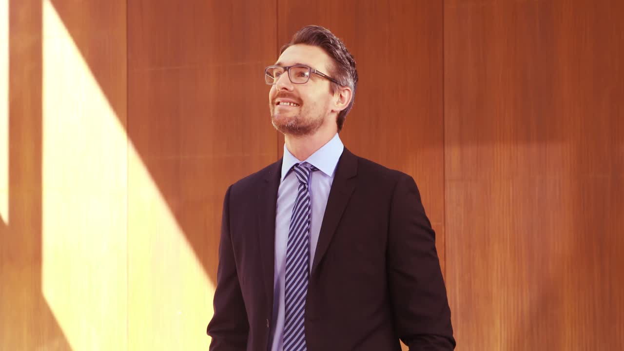 agente inmobiliario mirando a su alrededor