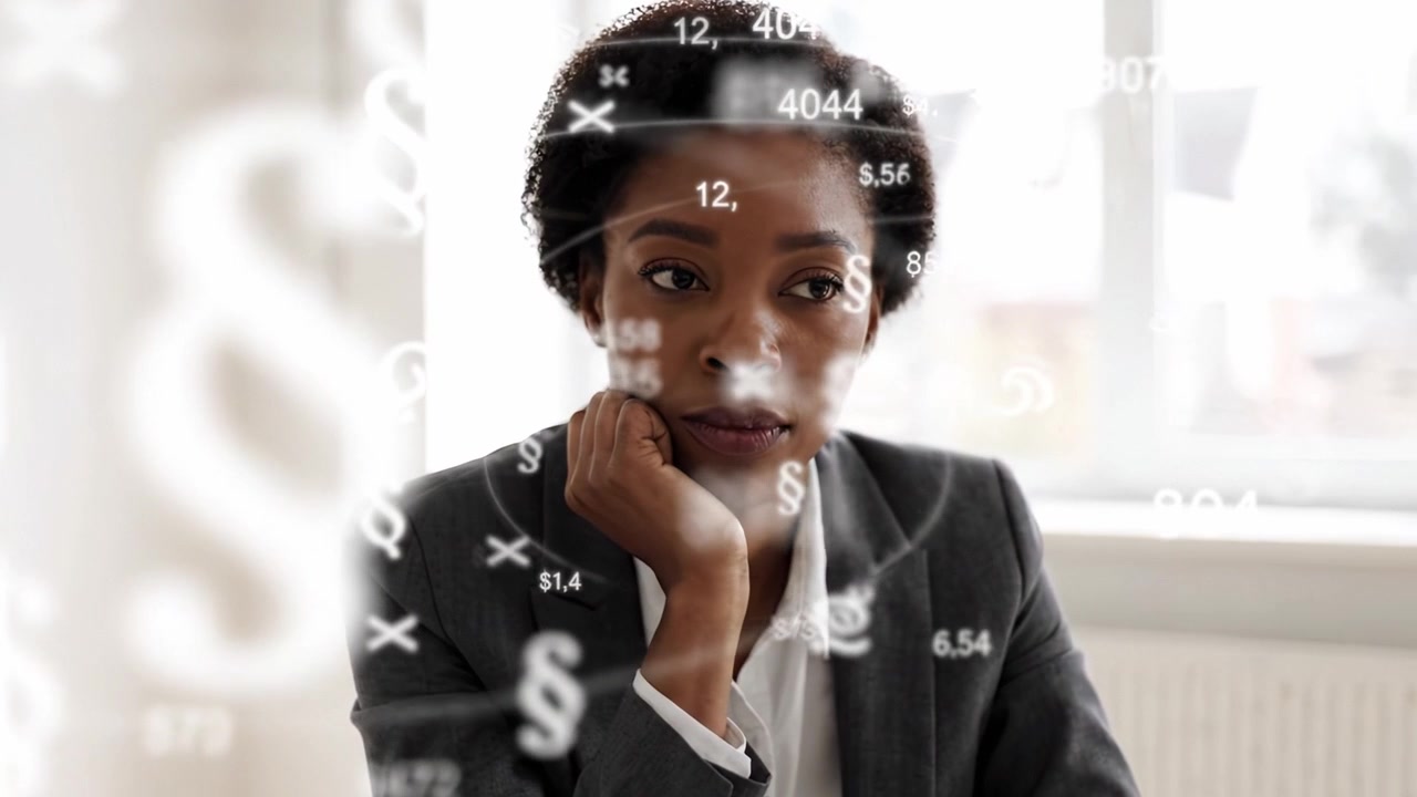 Momenti di riflessione: Una donna professionista riflette sui dati finanziari e sulle decisioni generali in un ambiente di lavoro moderno.