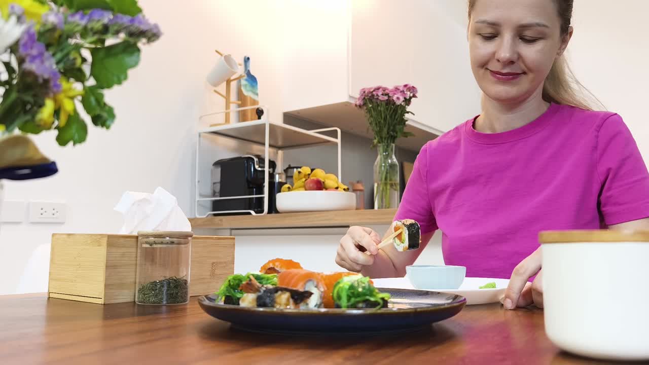 집에서 수시를 먹는 여자