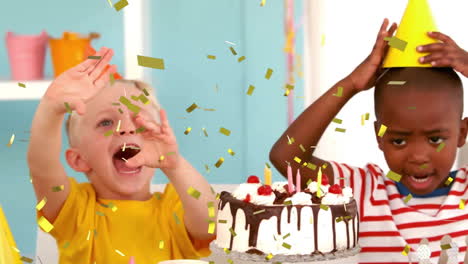celebrando cumpleaños con pastel y animación de confeti sobre niños con sombreros de fiesta