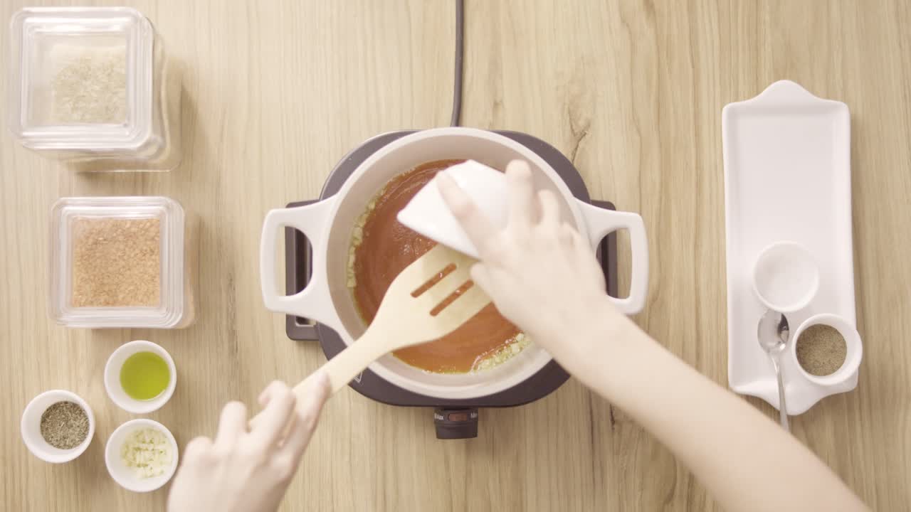 빨간 소스를 붓고 마늘과 섞고 저어주세요, 평면도 정적