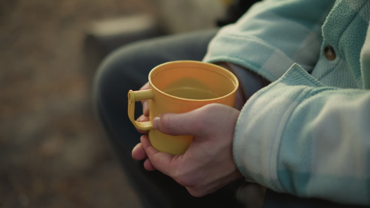 Escursione all'alba con una bevanda calda, passeggiata mattutina nella natura con una tazza calda in mano, serena escursione all'aperto all'alba con bevanda rilassante e ambiente tranquillo