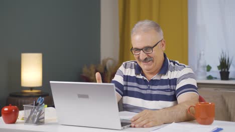 Heimbüroangestellter,-Alter-Mann,-Der-Spaß-Daran-Hat,-Am-Laptop-Zu-Arbeiten-Und-Ihn-Zu-Benutzen.