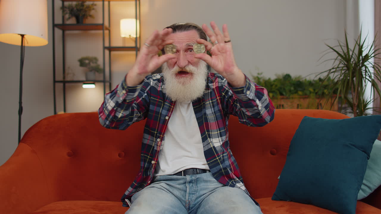 온라인 모니터링 거래 작업을 수행 한 후 비트코인을 얻는 주식 상인 채굴 btc 동전을 보유