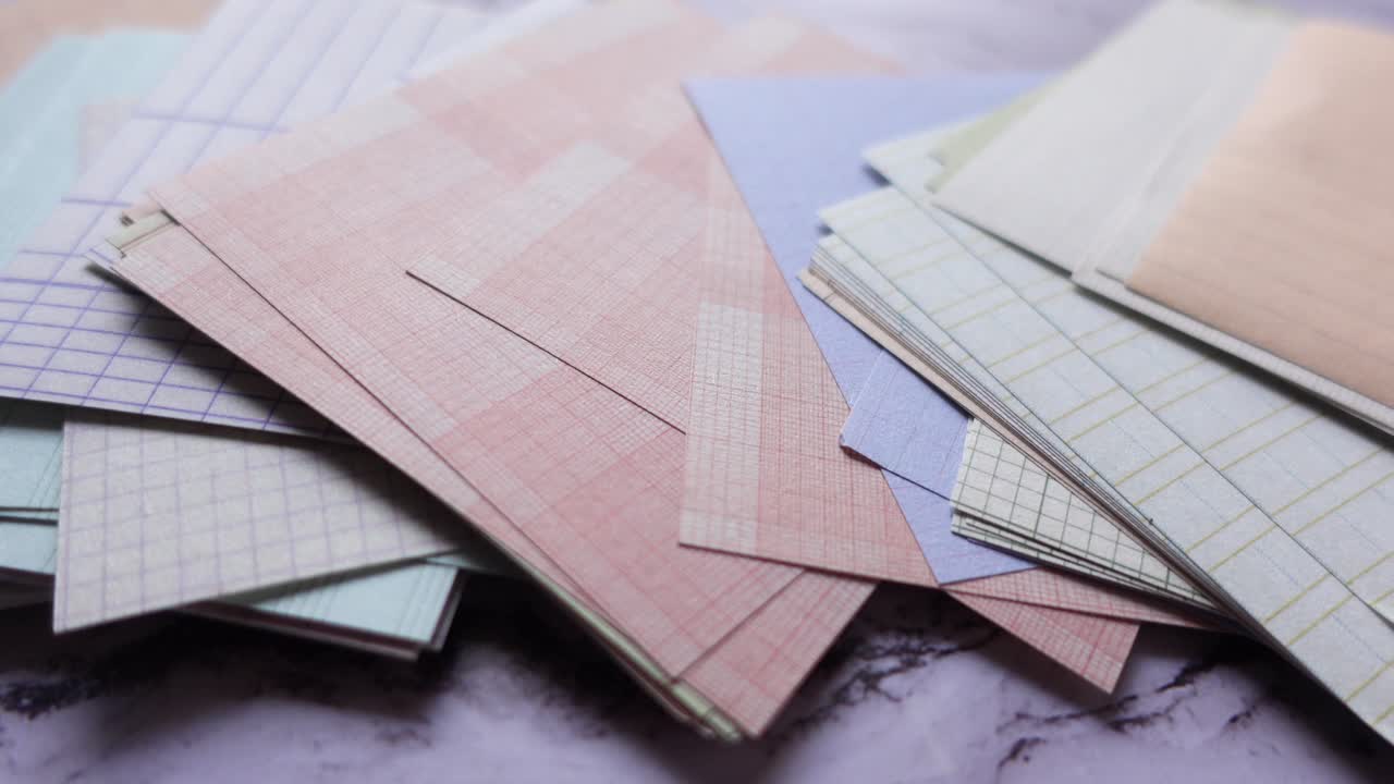 papel apilado de colores