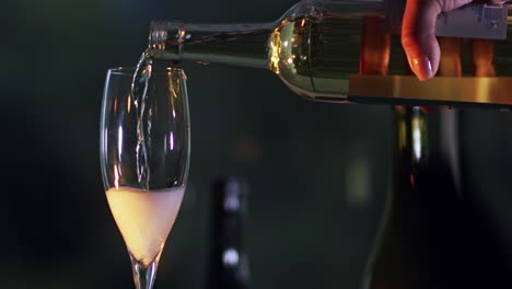 Eine-Dame-Verschüttet-Etwas,-Während-Sie-Ein-Erfrischendes-Glas-Rosa-Champagner-Einschenkt