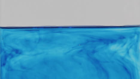 tinte azul se difunde a través de un vaso de agua 2