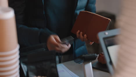 mujer joven pagando usando un servicio de transacción de tarjeta de crédito comprando café en una cafetería gastando dinero en un restaurante
