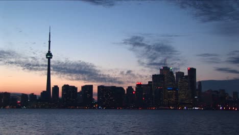 Una-Vista-Espectacular-Del-Horizonte-De-Toronto-Por-La-Noche-Con-Luces-Y-Una-Atardecer-Que-Se-Desvanece