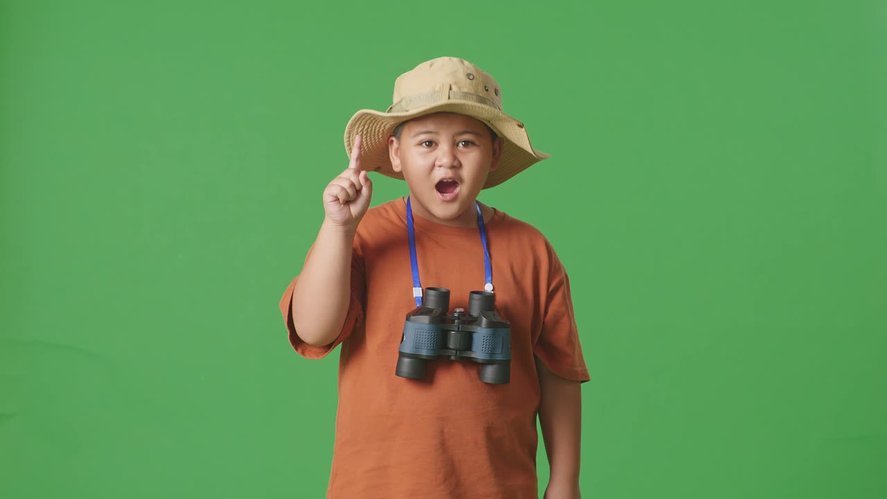 안경 을 들고 있는 젊은 탐험가