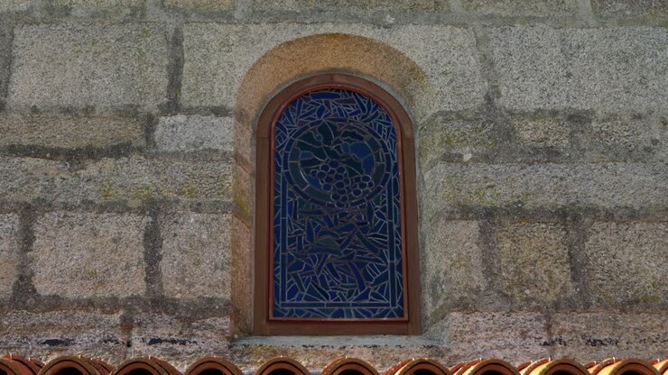 Vetrata artistica in un muro di pietra