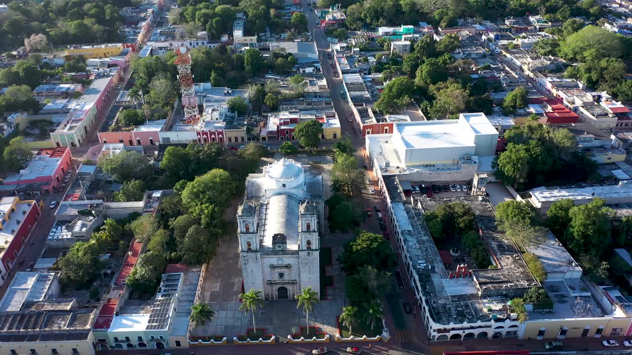 멕시코 유카탄 바야돌리드의 대성당 데 산 게르바시오에 고정된 공중 풀백 및 카메라 피치 업