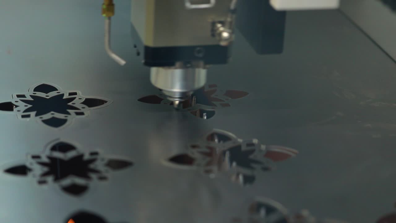 corte láser cnc de metal, tecnología industrial moderna.