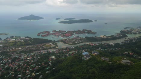 paisajes en las seychelles filmados con un dron desde arriba que muestran la naturaleza, las montañas, las casas y las islas en la isla principal mahe