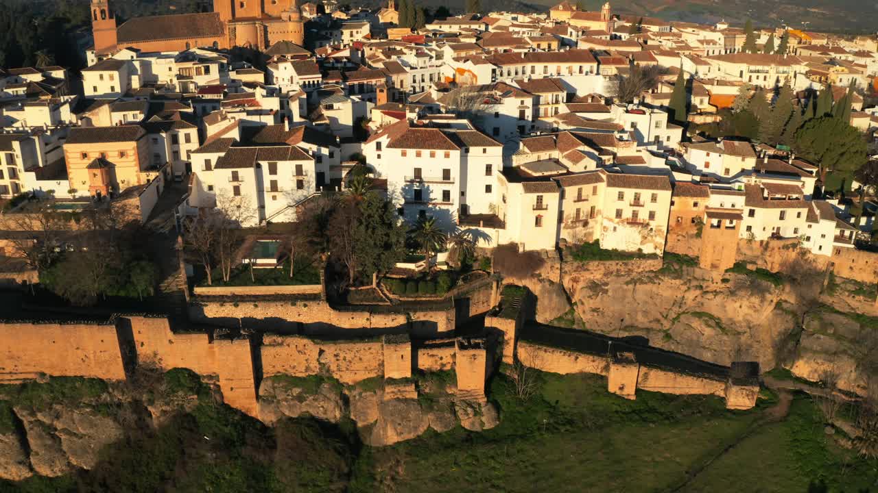 drone aéreo panorámico puente del cañón puente nuevo casas españolas blancas tradicionales en ronda, ciudad de andalucía paisaje ibérico, fondo de montaña mediterránea