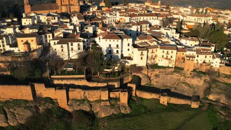 Drone-Aéreo-Panorámico-Puente-Del-Cañón-Puente-Nuevo-Casas-Blancas-Tradicionales-Españolas-En-Ronda,-Paisaje-Ibérico-De-La-Ciudad-De-Andalucia,-Fondo-De-Montaña-Mediterránea