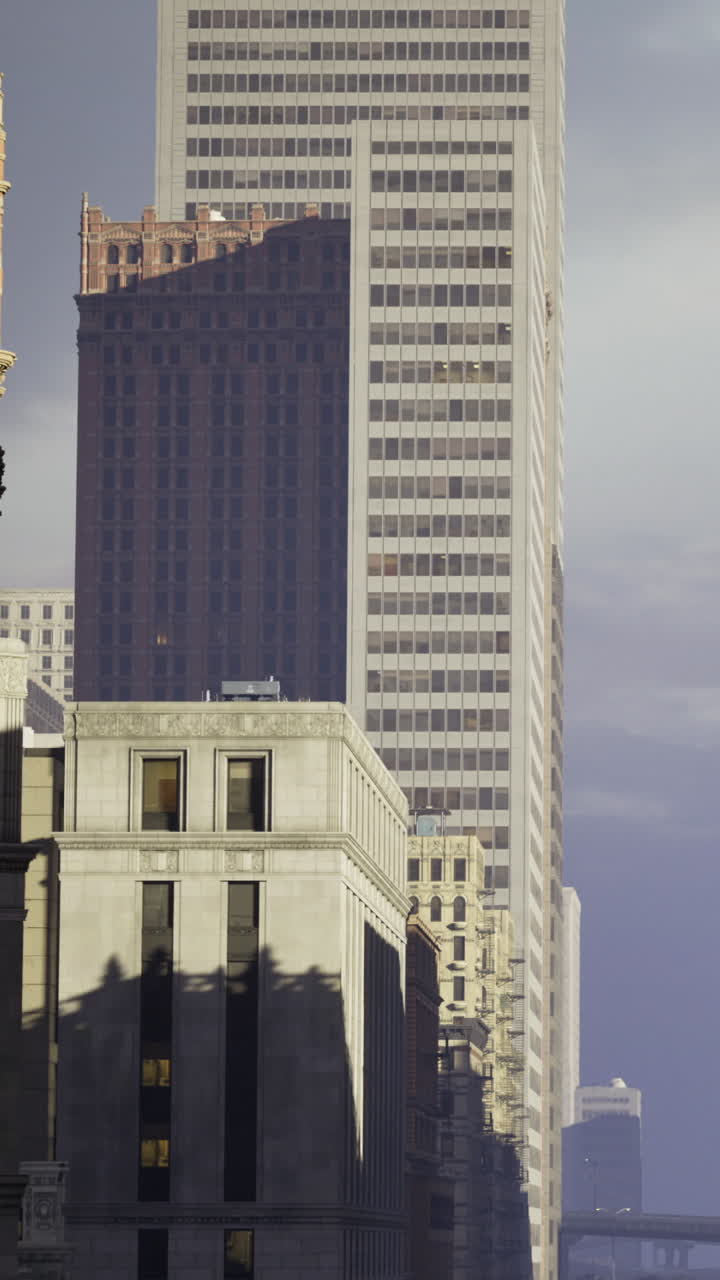 Edifícios altos e paisagem urbana vistos em uma cidade durante o dia.