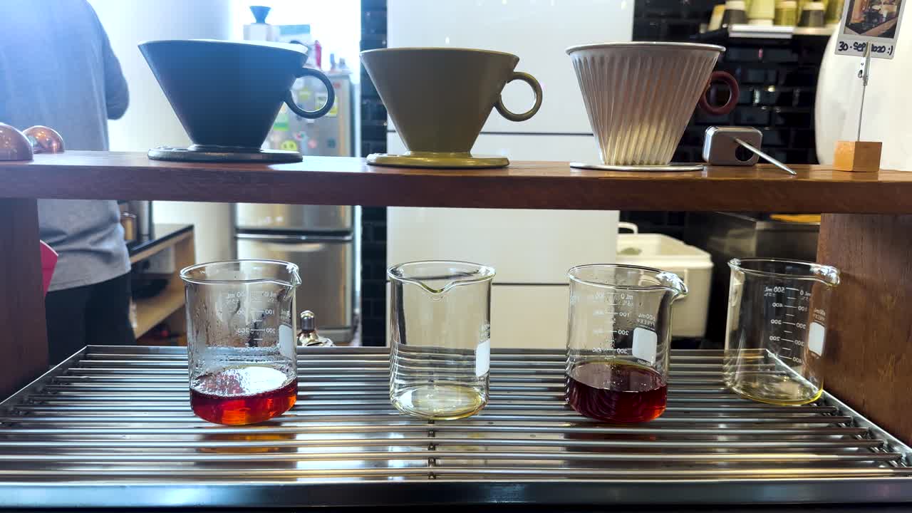 방에서 드립 방법을 사용하여 커피 양조 과정