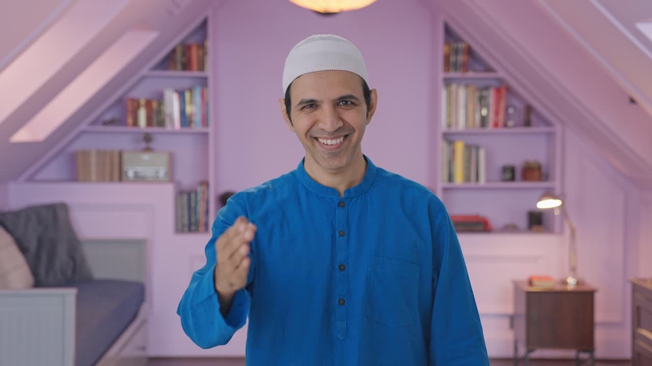 행복한 무슬림 남자가 아다브와 인사를 하고 있습니다.