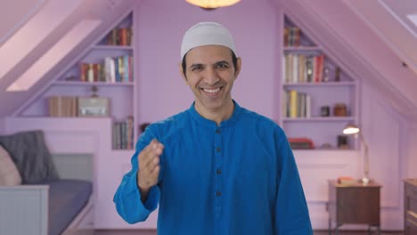 hombre musulmán feliz haciendo adaab y saludos
