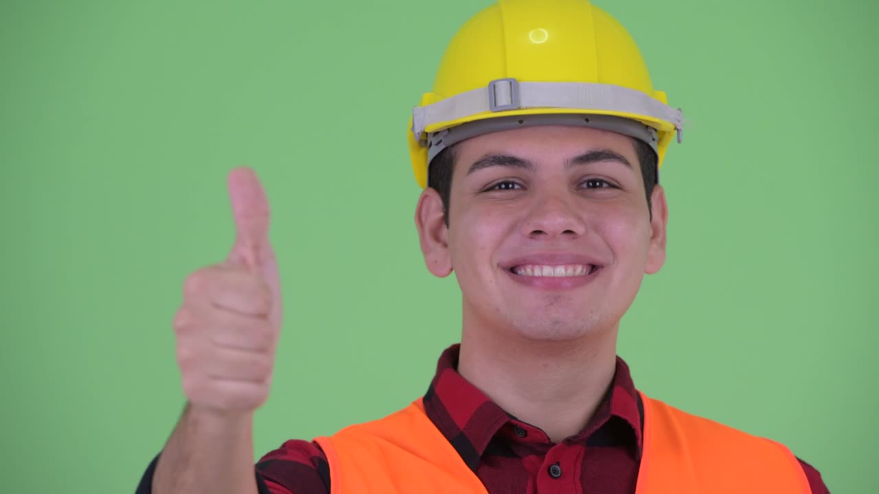젊은 잘생긴 다민족 남성 건설 노동자