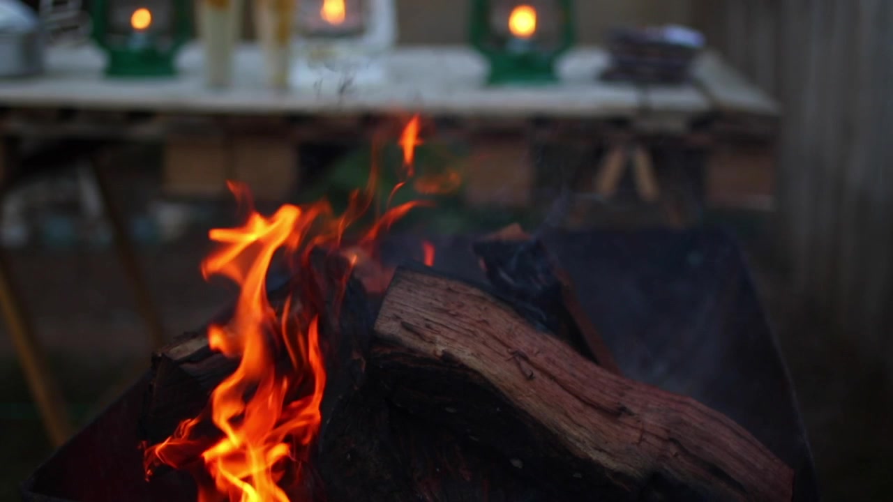la carne viene grigliata alla fiamma e cotta su un barbecue all'aperto in un ambiente serale
