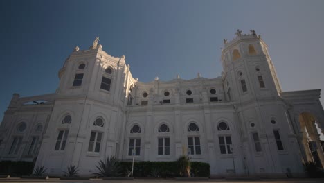 Vista-De-ángulo-Bajo-De-La-Histórica-Iglesia-Católica-Del-Sagrado-Corazón-En-La-Isla-De-Galveston,-Texas