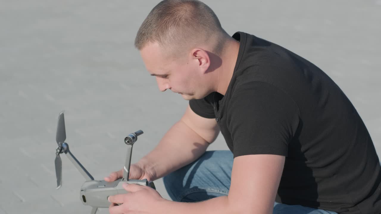 키예프, 우크라이나 - 2021년 8월: 추락한 드론이 땅에 누워 있고 손상되었습니다.