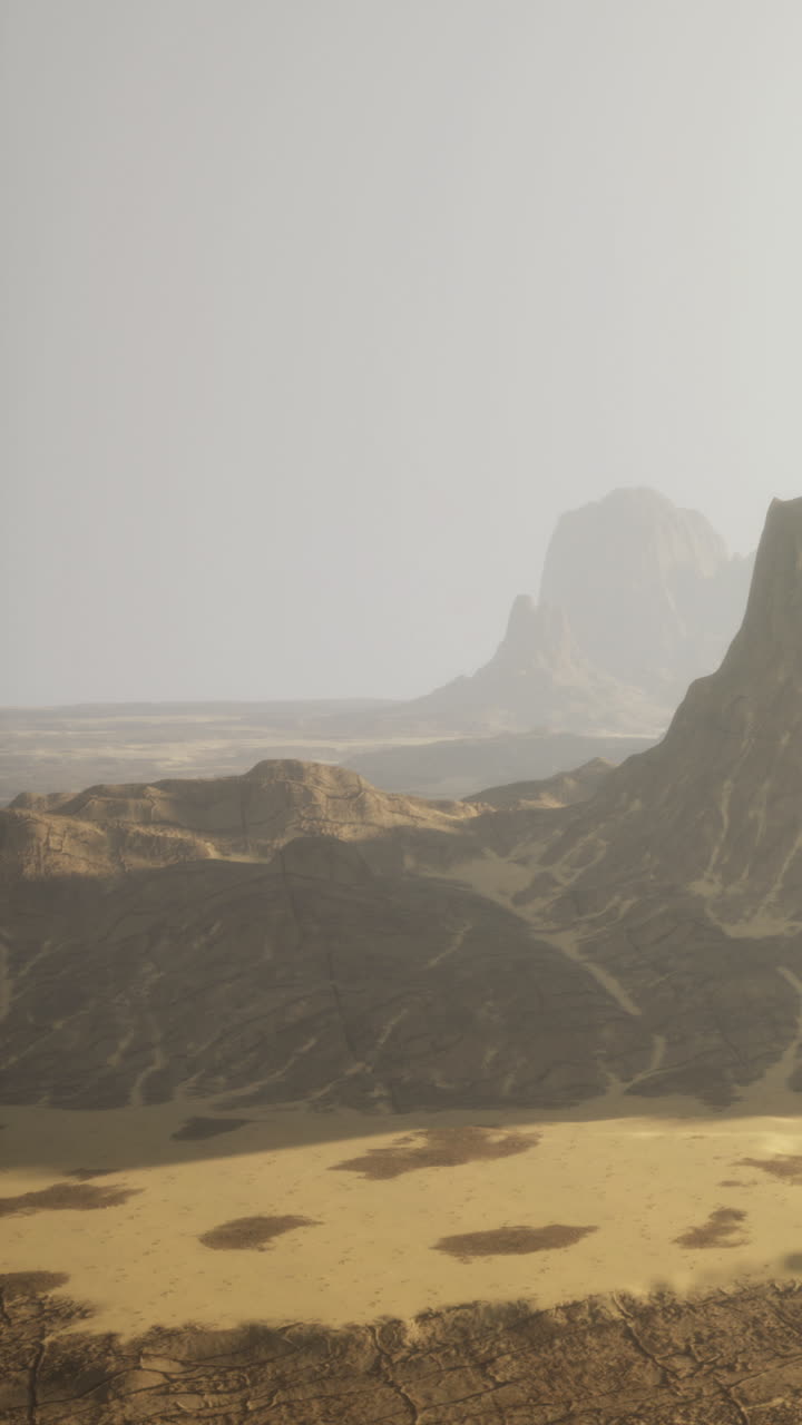 Maestose formazioni rocciose si ergono contro un paesaggio desertico fosco al tramonto.