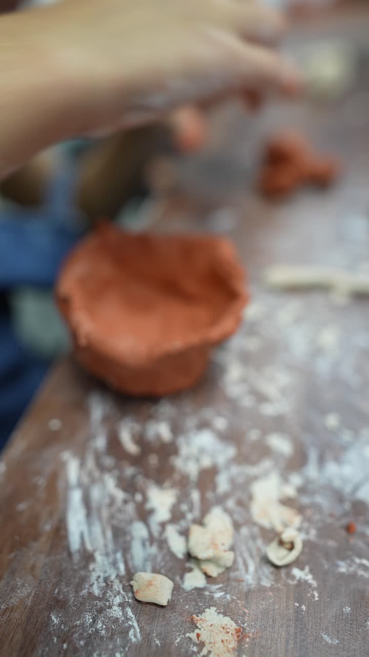 niños haciendo cerámica