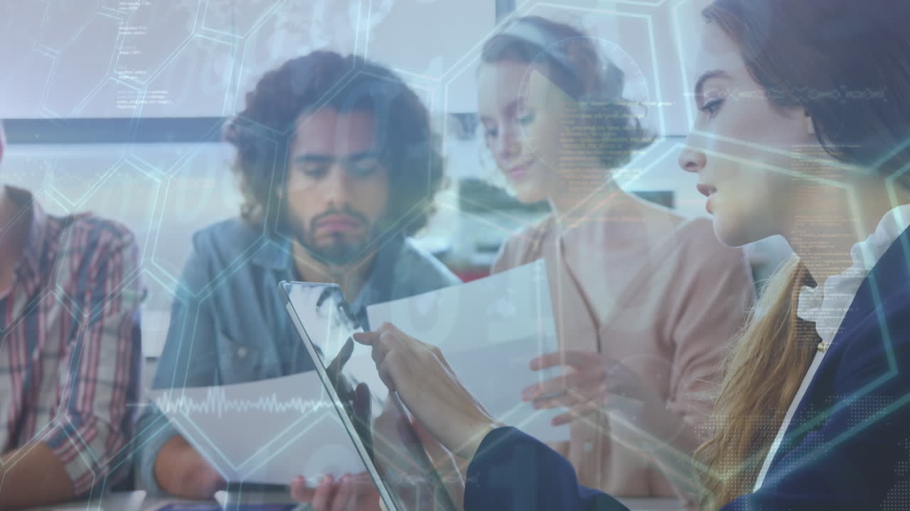 animación del procesamiento de datos sobre personas de negocios en la oficina