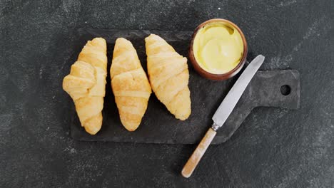 Croissants-Mit-Butter-Und-Messer