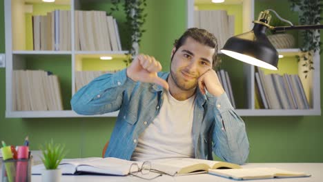 estudiante masculino estresado infeliz y negativo.