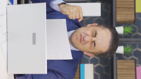 vídeo vertical de un hombre de negocios molesto por los resultados negativos del papeleo.