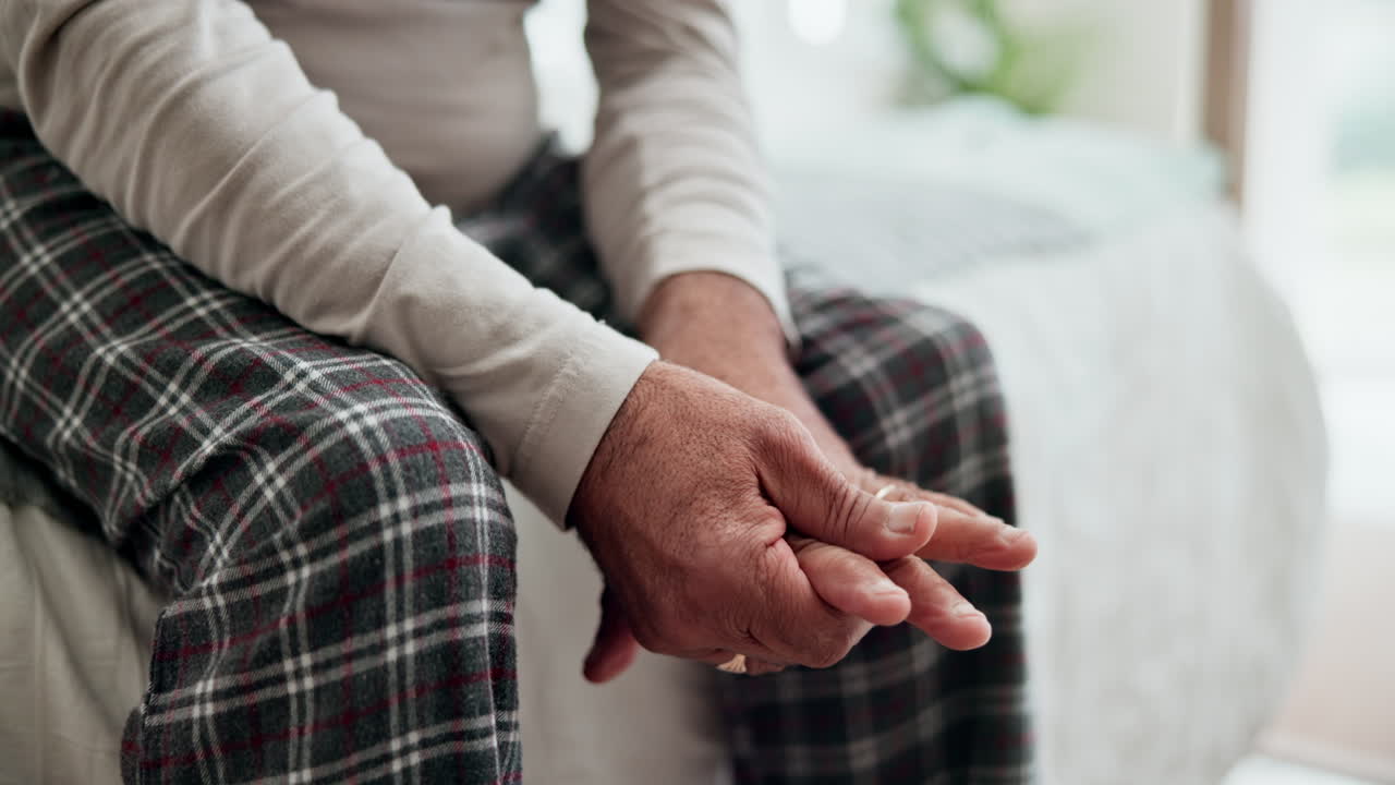 남자, 침대, 그리고 관절염에 대한 손 마사지