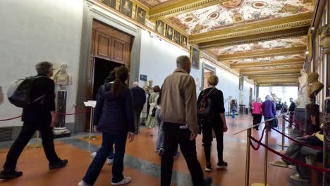 gente explorando el interior de la galería uffizi