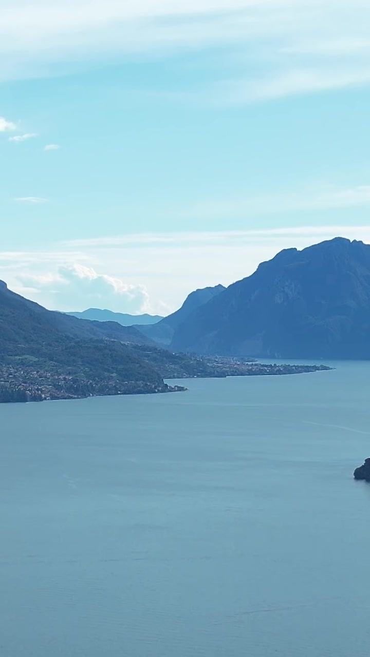 Betagende luftfoto af de italienske alper og sølandskabet