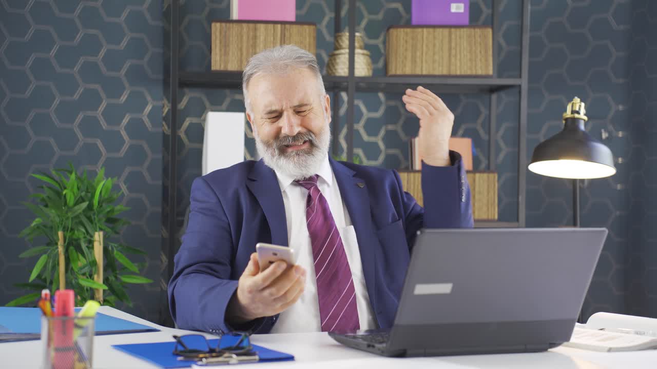 전화 신호와 송신기 문제로 고통받는 사업가.