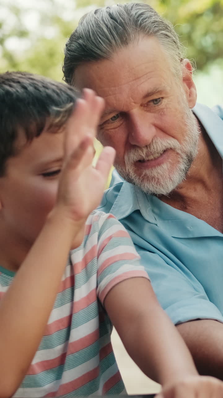Videochiamata tra nonno e nipote