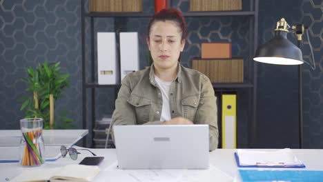 Confident-Business-woman-folds-his-arms-and-looks-at-camera.