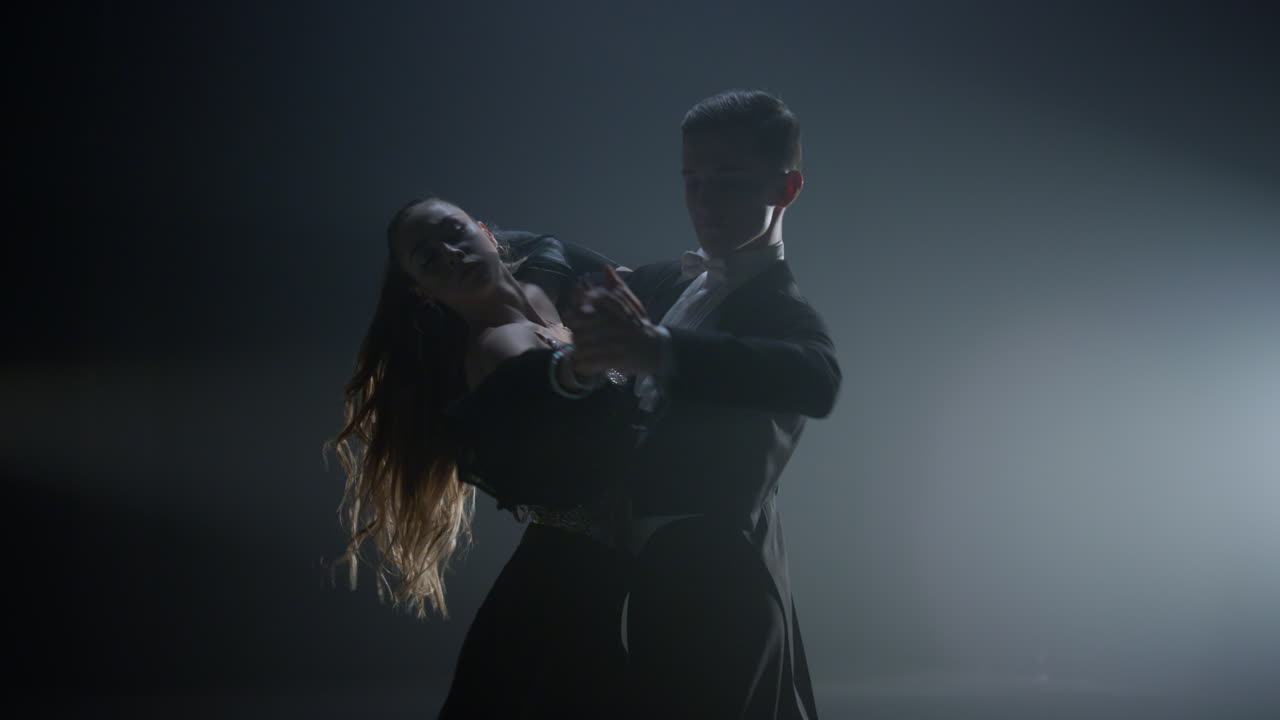 bailarines elegantes mostrando habilidades profesionales en la sala de baile. una pareja bailando.