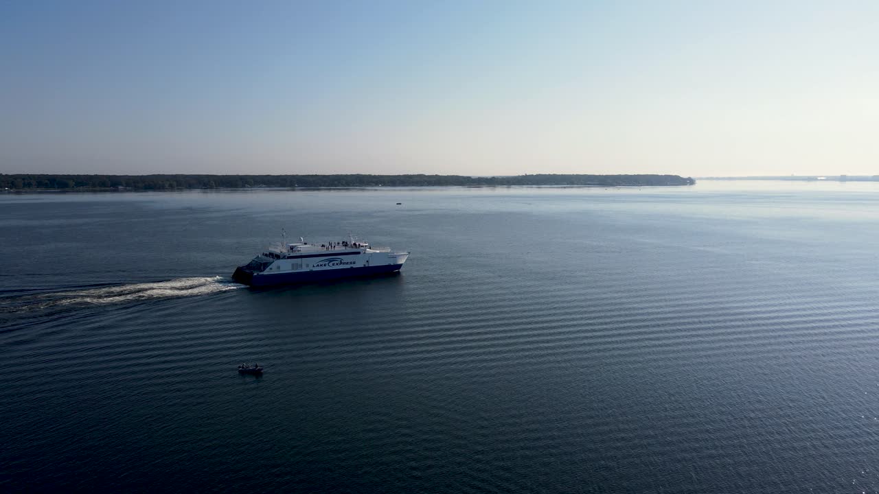cacerola larga del lago express en el lago muskegon
